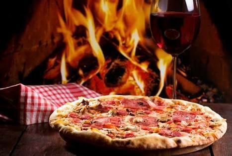 Pizza artesanal Sparrama saindo do forno a lenha