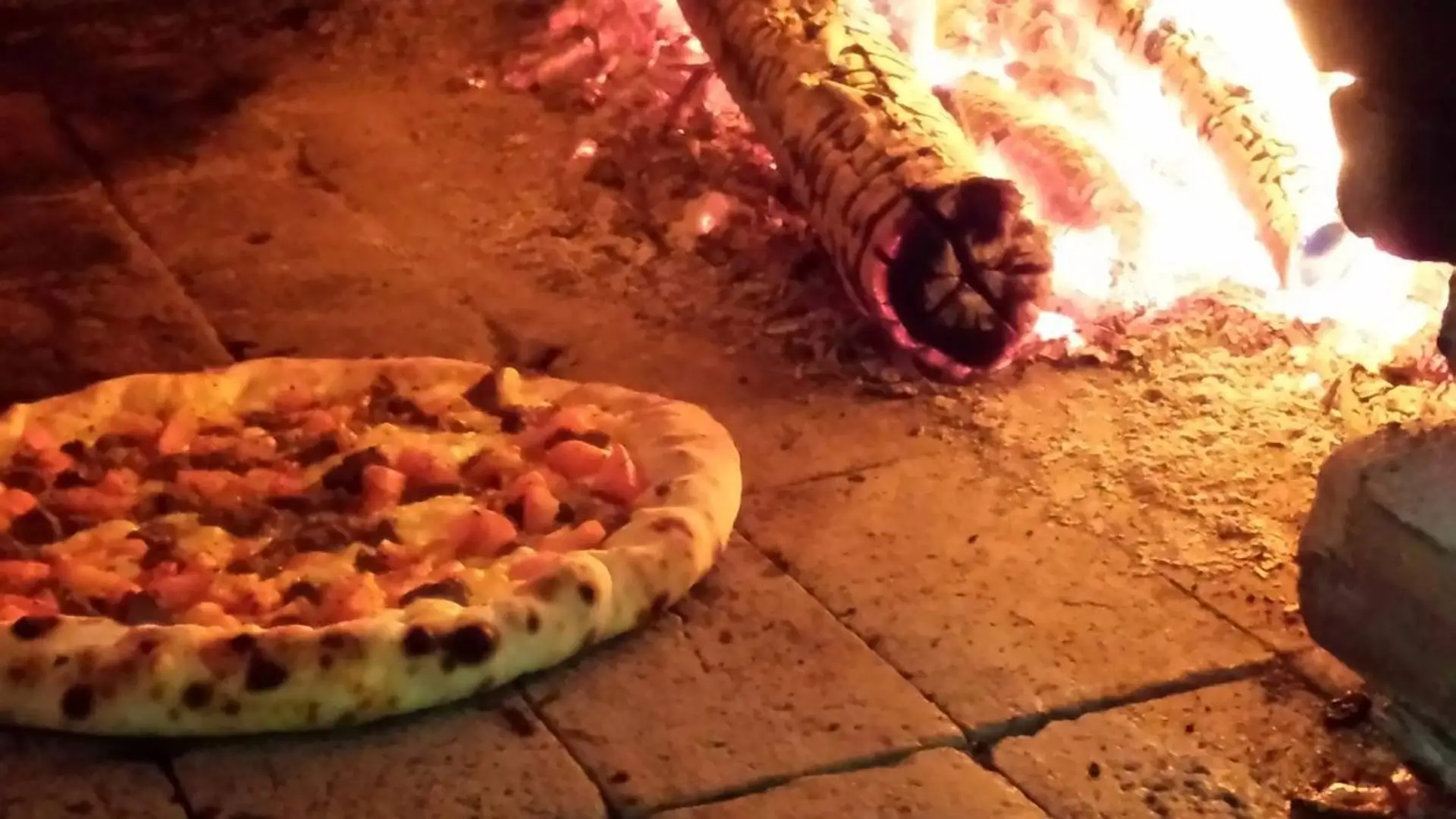 Fotografia do ambiente interno acolhedor da Sparrama Pizzaria em Vinhedo-SP
